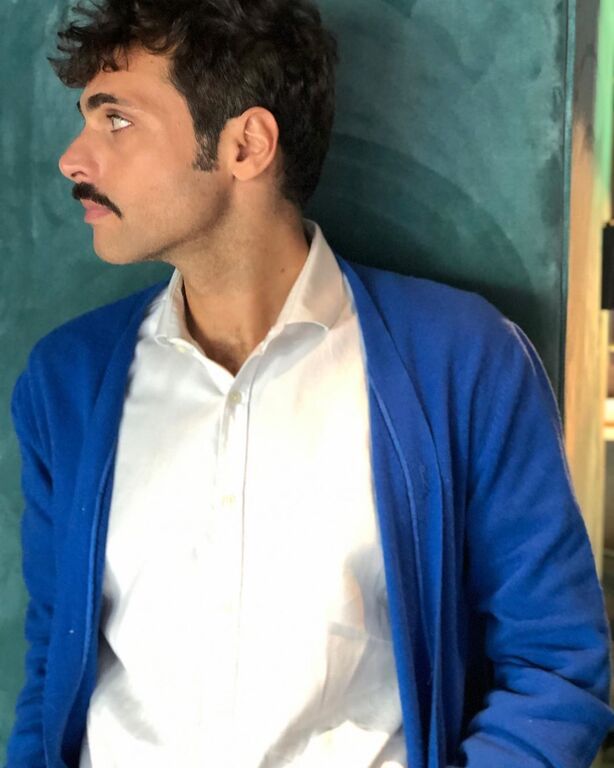 Εκτός από το θέατρο, ασχολείται και με τη μουσική.