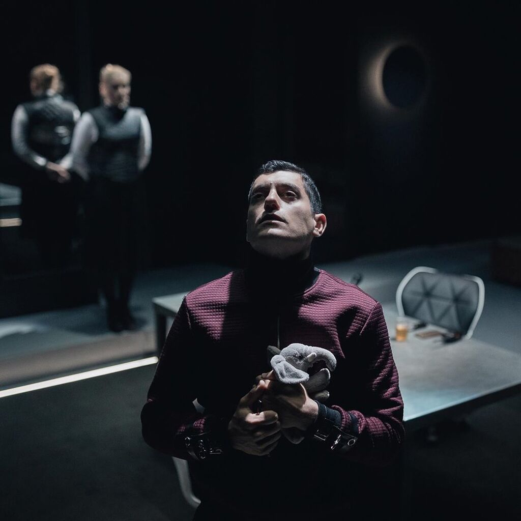 Ο ταλαντούχος ηθοποιός έχει πρωταγωνιστήσει σε πολλές θεατρικές παραστάσεις και έχει ξεχωρίσει με το ταλέντο του.