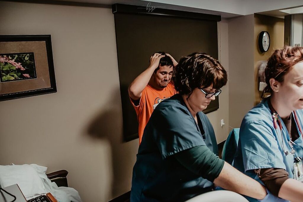 Μπαμπάδες δίνουν το "παρών" στη γέννα & ο φακός καταγράφει τις απίστευτες εκφράσεις τους (pics)