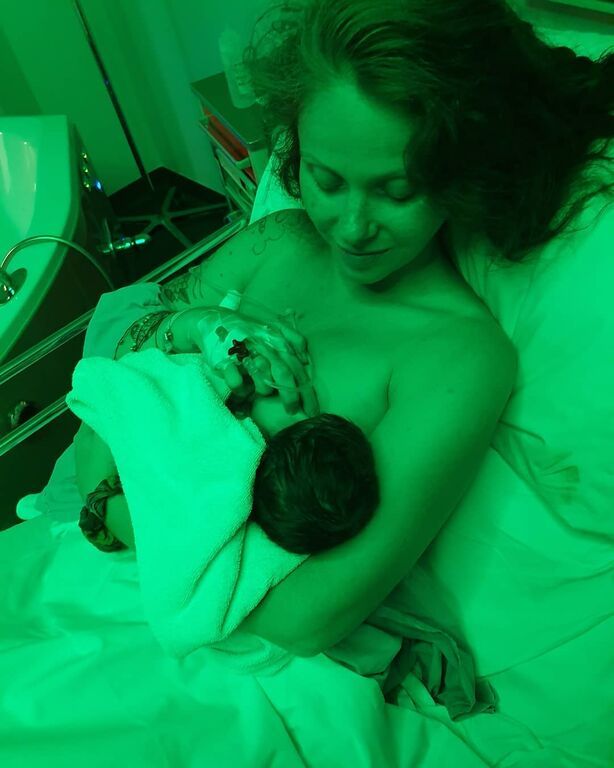 Χθες, η blogger ανέβασε μία νέα φωτογραφία με την κόρη της από όταν ήταν ακόμα μόλις λίγων ωρών.