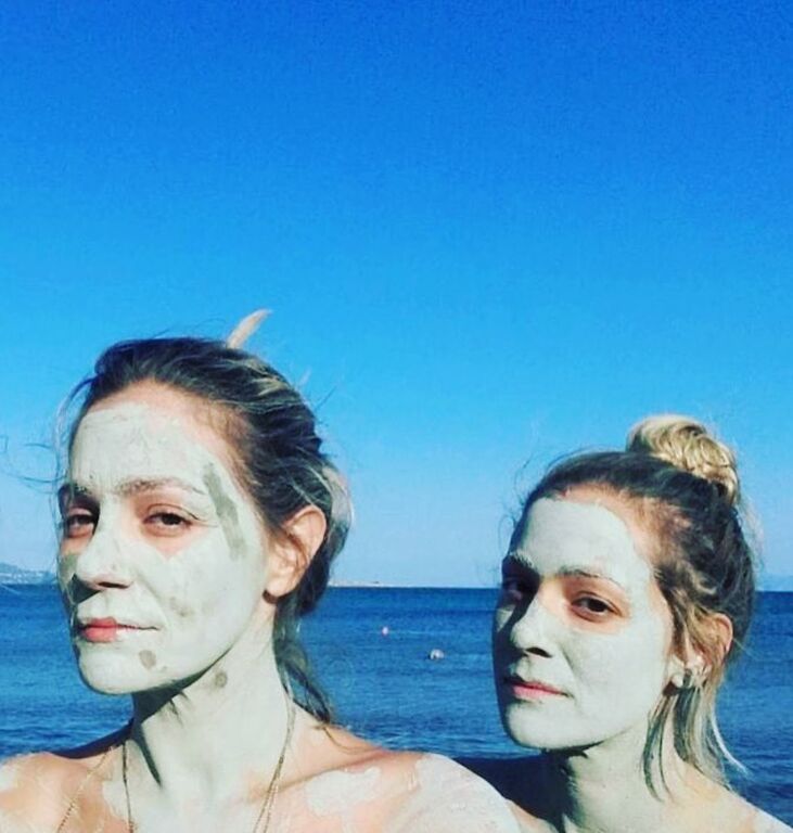Νατάσσα Μποφίλιου: 5+1 φωτογραφίες με την αδερφή της – Η ομοιότητα είναι εκπληκτική (pics)