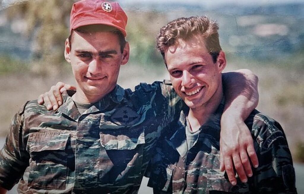 Αν και έχουν περάσει πάνω από δύο δεκαετίες, σήμερα ο ηθοποιός είναι πιο γοητευτικός από ποτέ. 