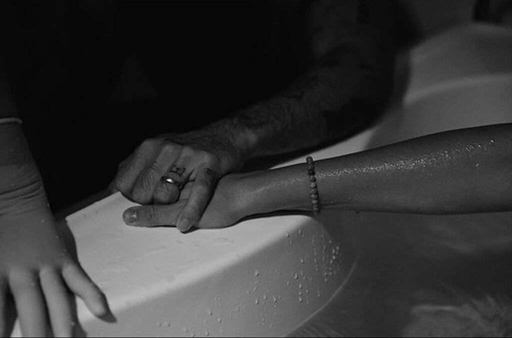 Πασίγνωστη ηθοποιός δημοσίευσε φωτογραφία της από την στιγμή του τοκετού της (pics)