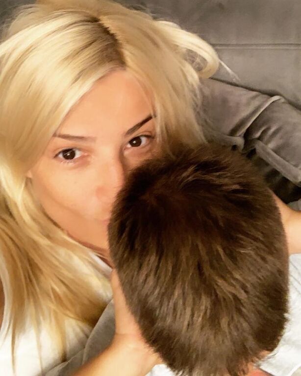 Κι όταν το κάνει σχεδόν ποτέ δεν φαίνονται τα πρόσωπά τους 