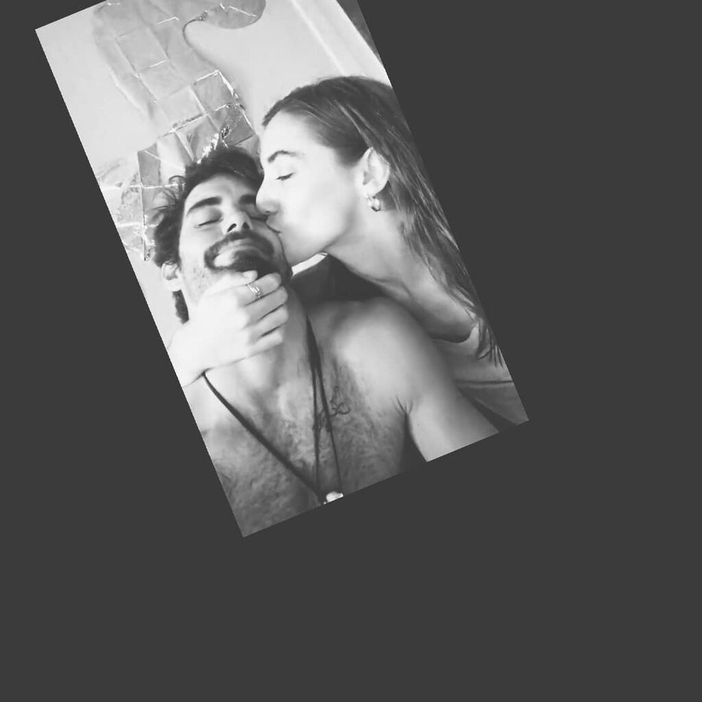 Με τον σύντροφό της. 