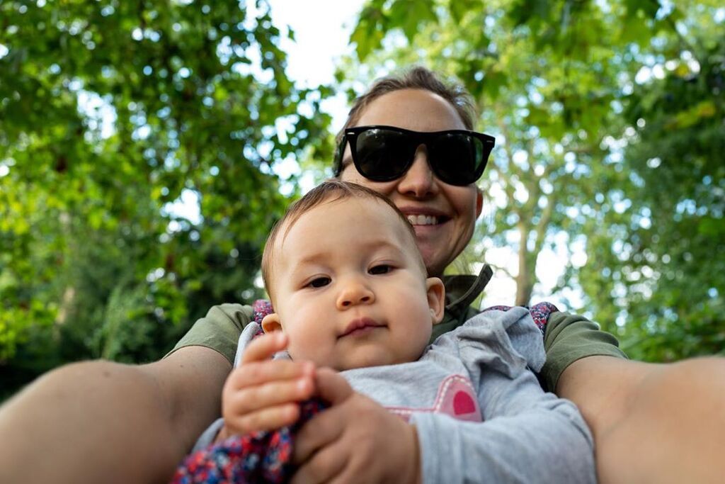 Ξετρελαμένη με την ενός έτους κόρη της η 40χρονη ηθοποιός (pics) 