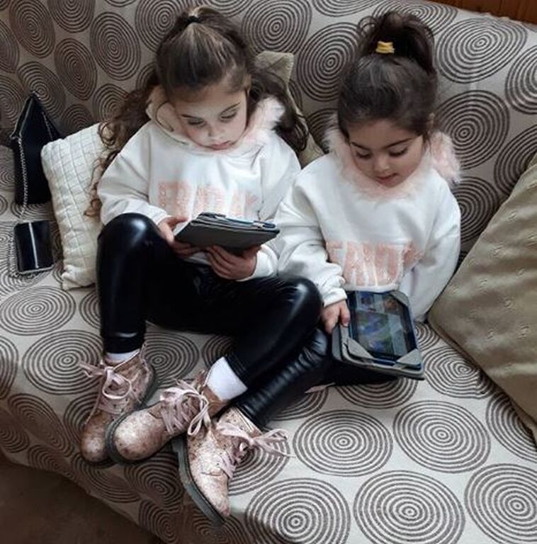 Οι δύο αδελφές περνούν αρκετό χρόνο μαζί 