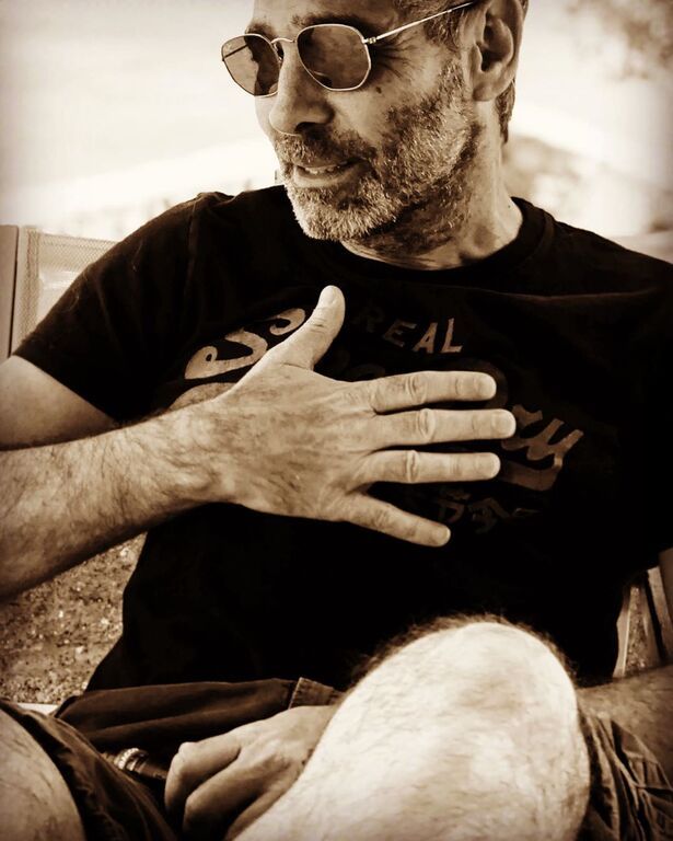 Μαζί και η ζωή του Θοδωρή Αθερίδη, που απέκτησε το πρώτο του εγγόνι και όπως φαίνεται και στη φωτογραφία απολαμβάνει τον νέο του ρόλου. 