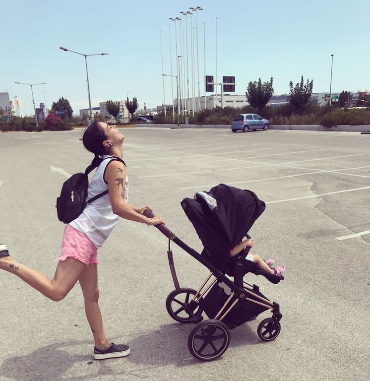 Από τις καλύτερες στιγμές είναι όταν πηγαίνει βόλτα με την κόρη της.