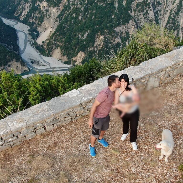 «Το πρώτο μας ταξίδι με αεροπλάνο» - Ποιος Έλληνας παρουσιαστής ανέβασε αυτή τη φώτο; (pics)