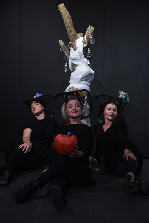 «Το Μήλο της Χιονάτης» στο θέατρο Θέατρο Βαφείο – Λάκης Καραλής