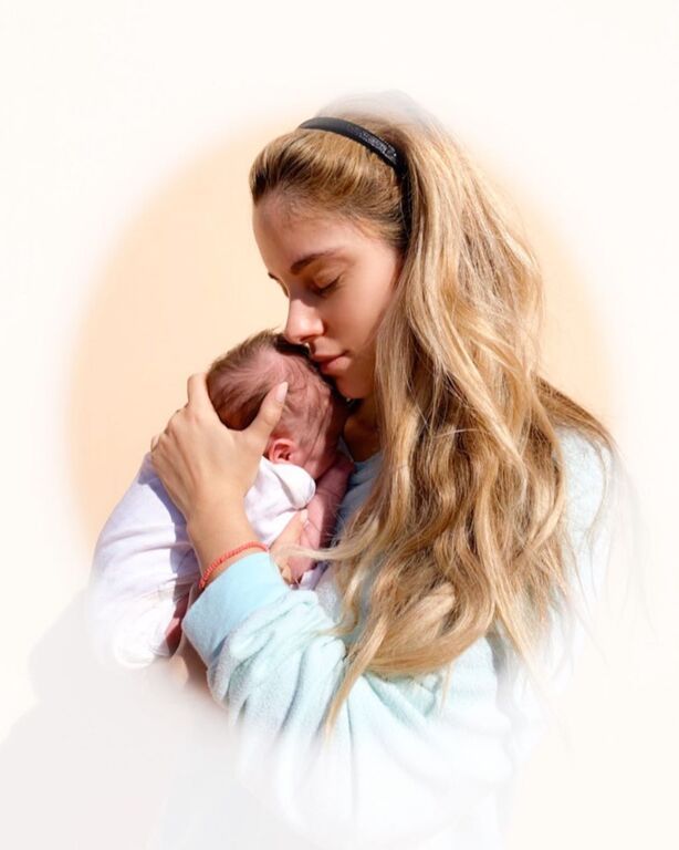 Μάλιστα έχει δημοσιεύσει κατά καιρούς φωτογραφίες από το θήλαστρο που δεν αποχωρίζεται όπου και αν πηγαίνει.