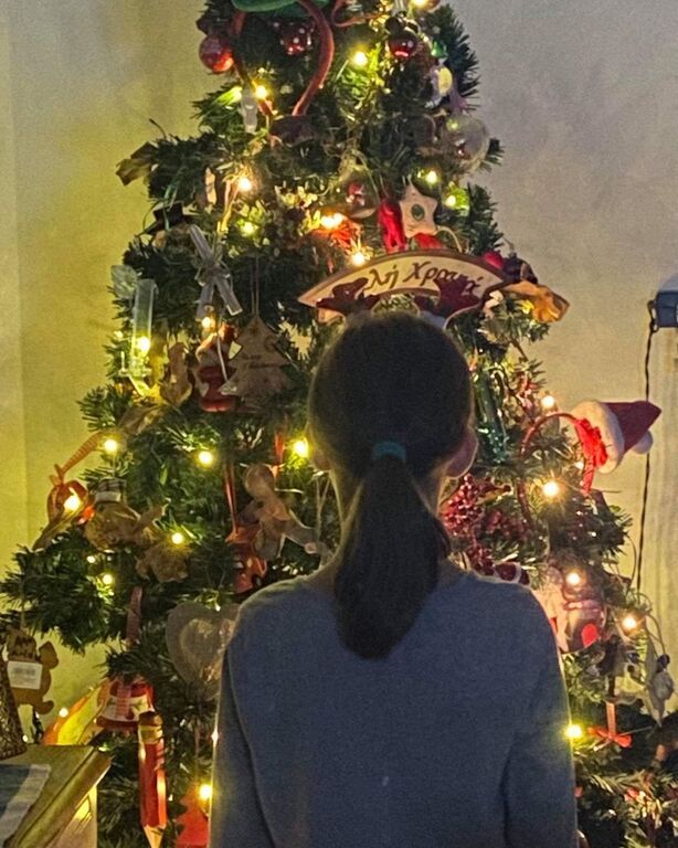 Και αυτή η δεύτερη, δείχνοντάς μας την κόρη της να ποζάρει μπροστά από αυτό. 