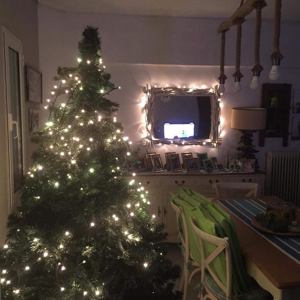 Όπως βλέπετε πέρυσι πάλι νωρίς-νωρίς στόλισε και αυτό για χάρη των παιδιών της. Τους αρέσουν τα Χριστούγεννα και μπαίνουν σε χριστουγεννιάτικο πνεύμα από τον Οκτώβριο. 