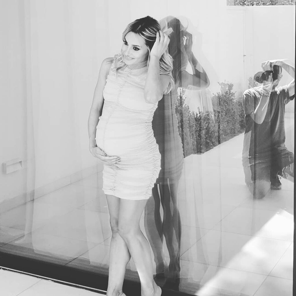 Εδώ και μερικές ώρες η Βασιλική κρατά στην αγκαλιά της την κορούλα της...