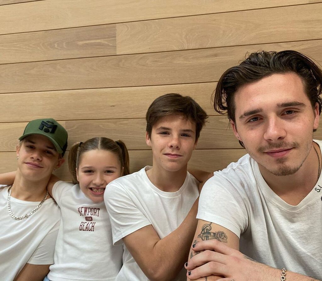 Τα αδέλφια της την λατρεύουν και εκείνη το απολαμβάνει.