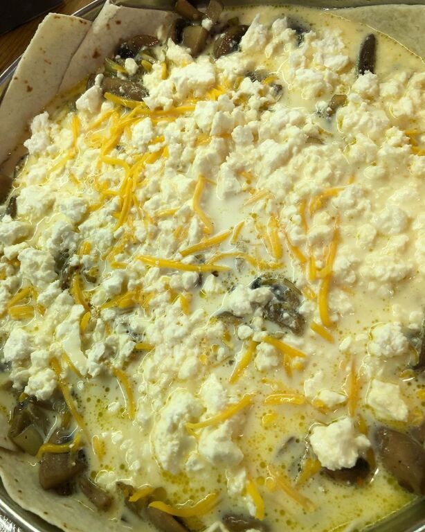 Σε ένα Μπολ έχετε χτυπήσει δύο αυγά, μία κρέμα γάλακτος, και μία Κουταλιά του γλυκού κορν flower. Περιχύνετε !