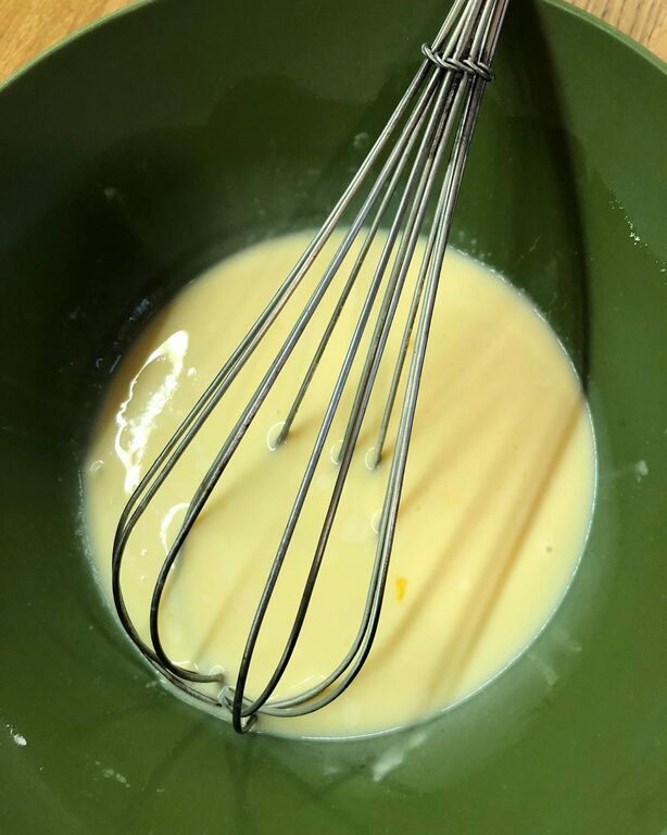 στρώνετε Μία τορτίγια στον πάτο, και άλλες δύο κομμένες στη μέση γύρω γύρω. Ρίχνετε το μείγμα των λαχανικών, από πάνω τριμμένο τυρί τσένταρ, και τριμμένη φέτα. 