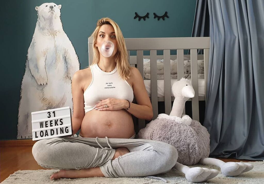 Πριν μερικές ώρες η Μαντώ Γαστεράτου δημοσίευσε αυτή τη φωτογραφία και η Ελένη τη σχολίασε δείχνοντας πόσο πολύ της αρέσει. 