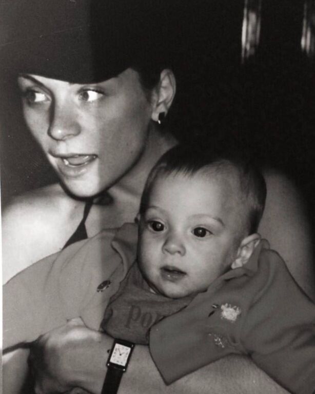 Πόζαρε με τον 20χρονο γιο της και το Instagram αποθέωσε τη 40χρονη ηθοποιό (pics)