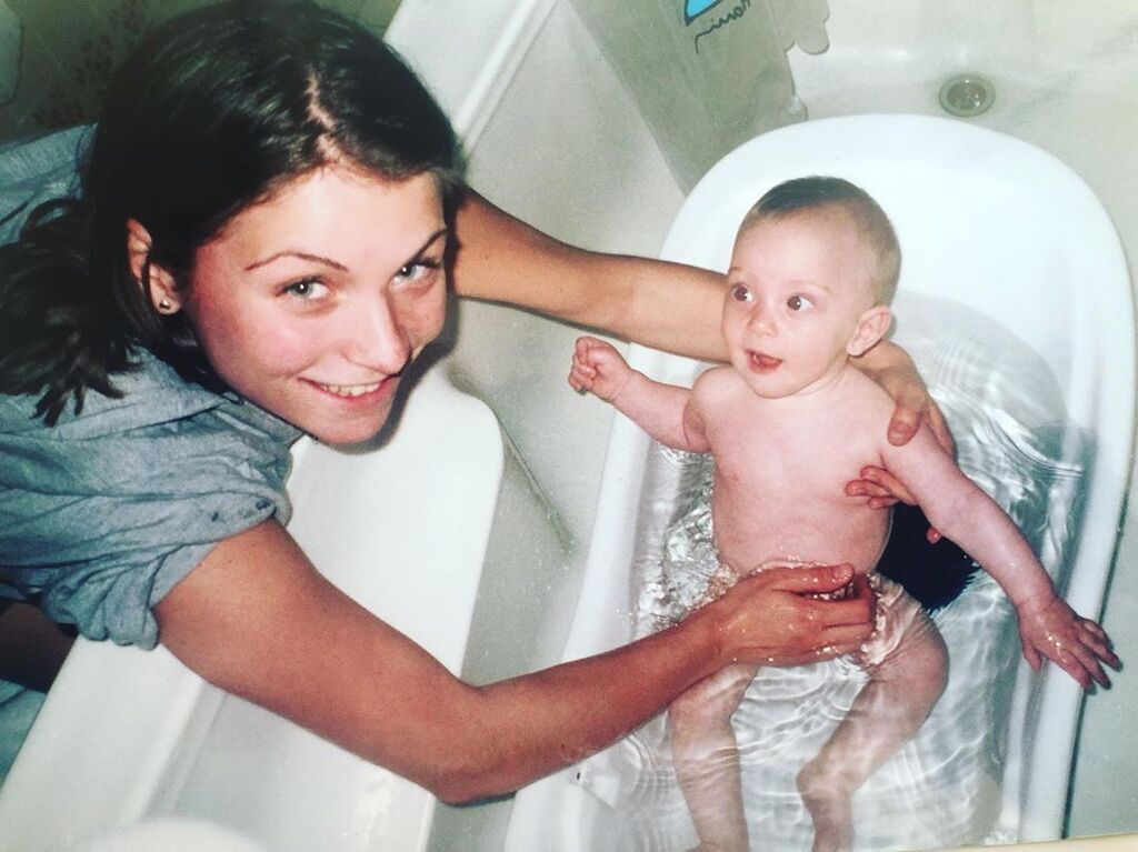 Πόζαρε με τον 20χρονο γιο της και το Instagram αποθέωσε τη 40χρονη ηθοποιό (pics)