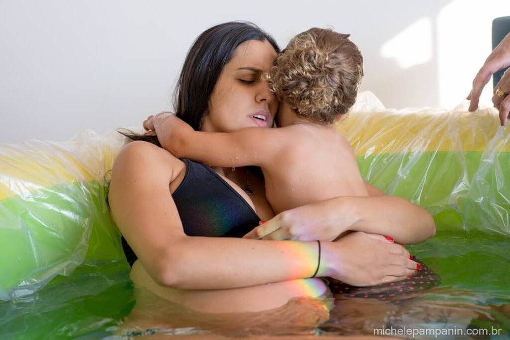 Απίστευτες φωτογραφίες: Πιτσιρίκα βοηθά τη μητέρα της να γεννήσει (pics)