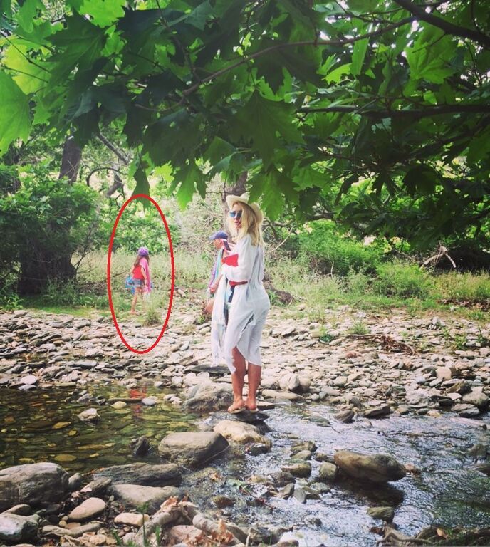 Η Ελένη Μενεγάκη φωτογραφίζεται και οι κόρες της κάνουν photobombing (pics) 