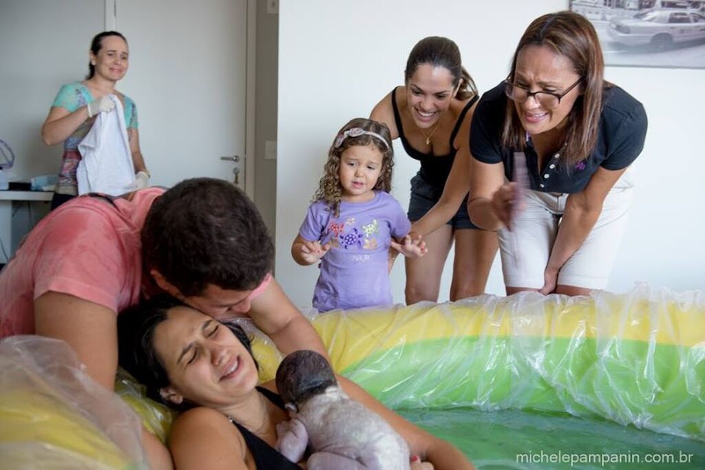 Απίστευτες φωτογραφίες: Πιτσιρίκα βοηθά τη μητέρα της να γεννήσει (pics)