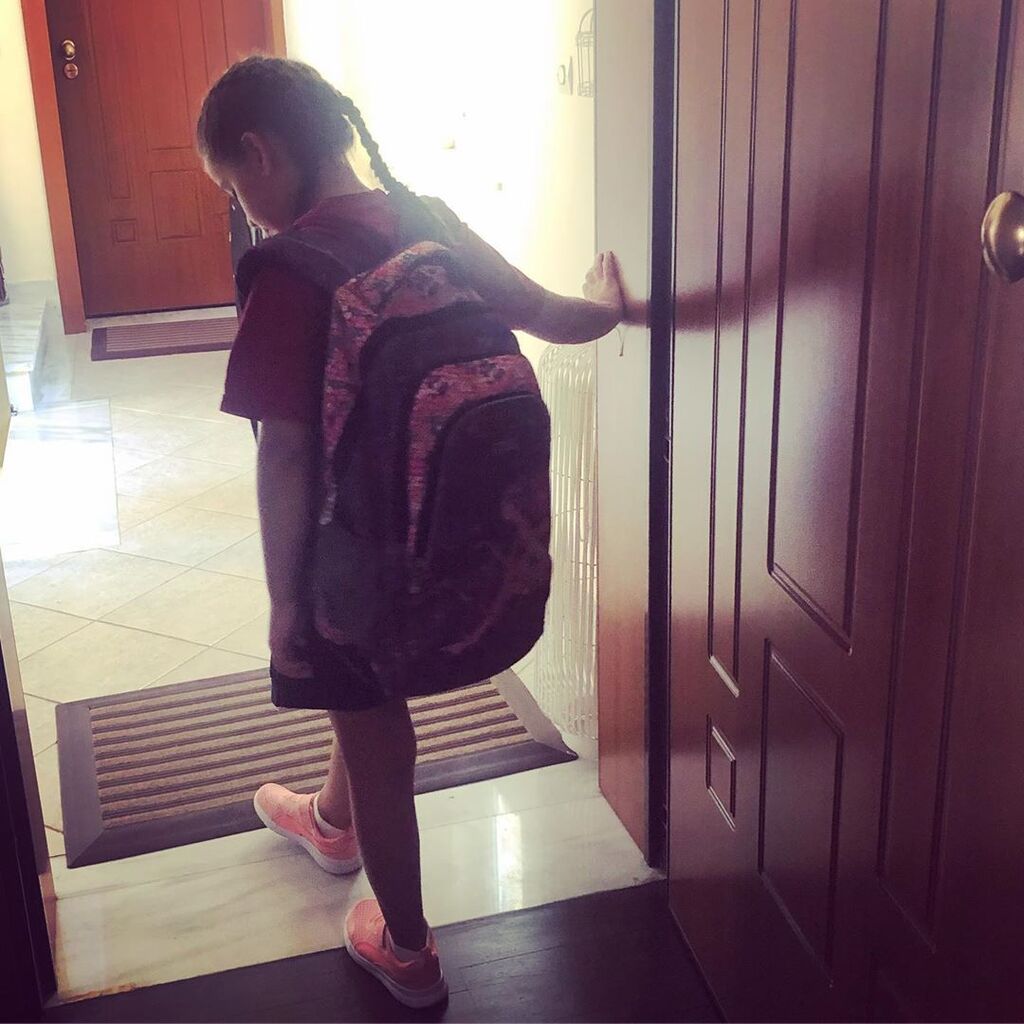 ...και εδώ λίγο πριν πάει στο σχολείο. 