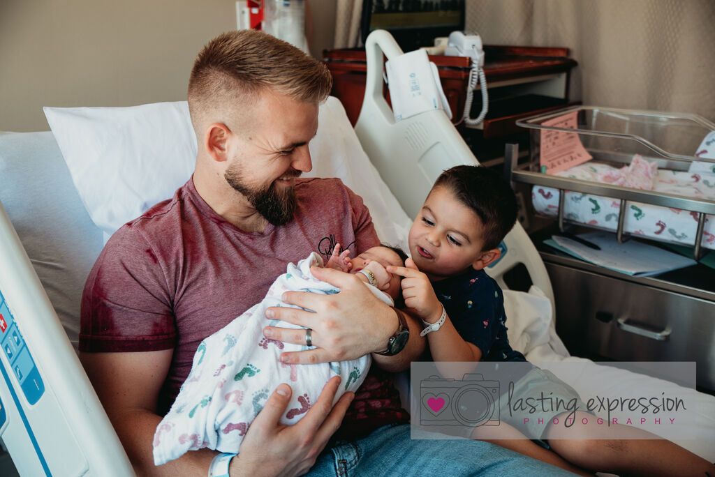 Γνωρίζει τη μικρή του αδερφή & το διαδίκτυο λιώνει (pics+vid)