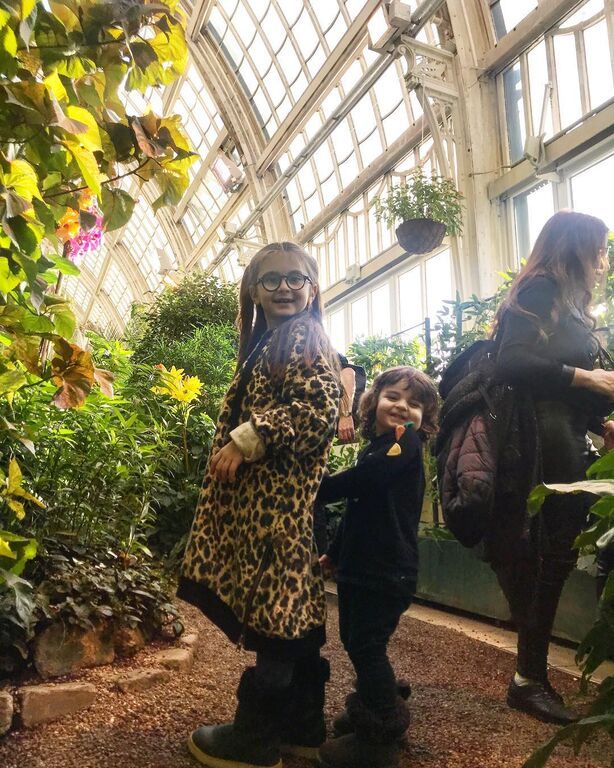 Ζενεβιέβ Μαζαρή: Θα πάθετε πλάκα με τα παιδιά της (pics)