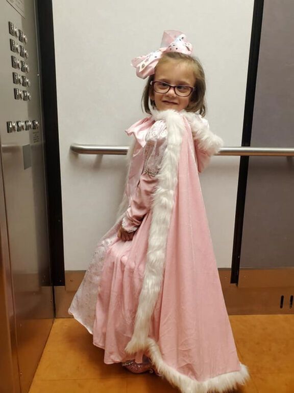 Γνωρίστε τη Lillι, το κοριτσάκι που εμφανίζεται με «πριγκιπικά» φορέματα σε κάθε χημειοθεραπεία