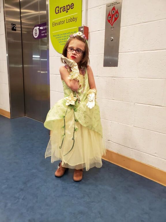 Γνωρίστε τη Lillι, το κοριτσάκι που εμφανίζεται με «πριγκιπικά» φορέματα σε κάθε χημειοθεραπεία