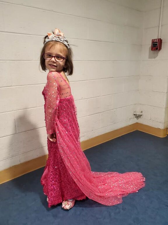 Γνωρίστε τη Lillι, το κοριτσάκι που εμφανίζεται με «πριγκιπικά» φορέματα σε κάθε χημειοθεραπεία