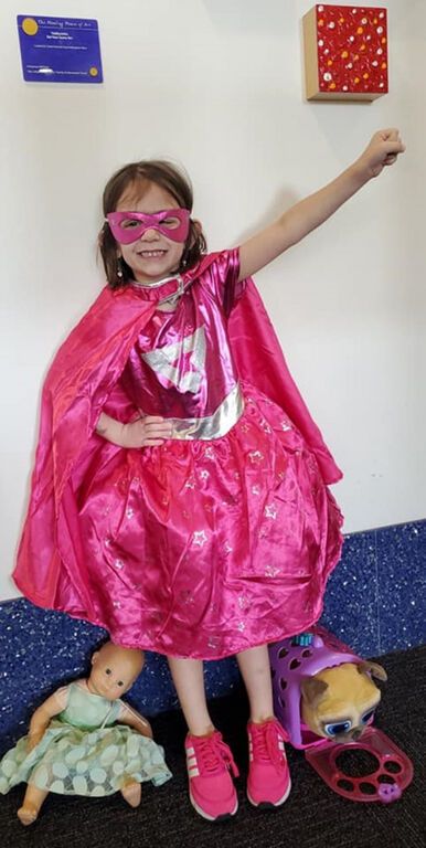 Γνωρίστε τη Lillι, το κοριτσάκι που εμφανίζεται με «πριγκιπικά» φορέματα σε κάθε χημειοθεραπεία