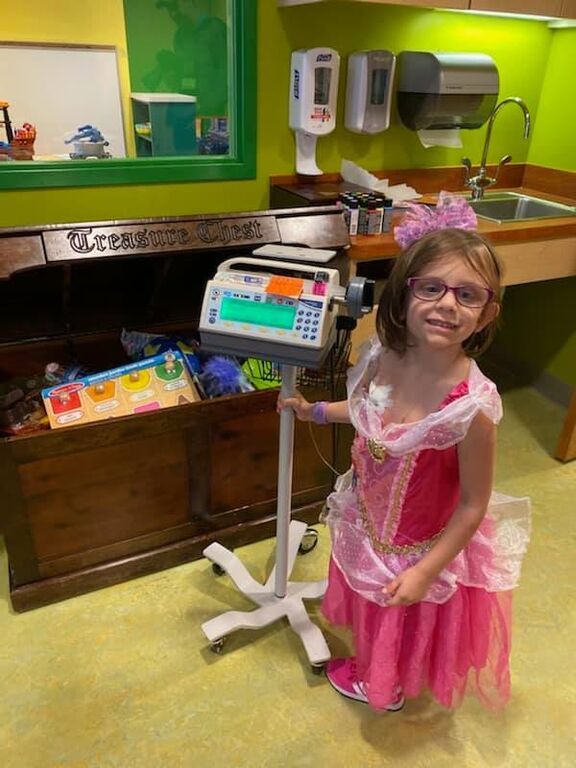 Γνωρίστε τη Lillι, το κοριτσάκι που εμφανίζεται με «πριγκιπικά» φορέματα σε κάθε χημειοθεραπεία