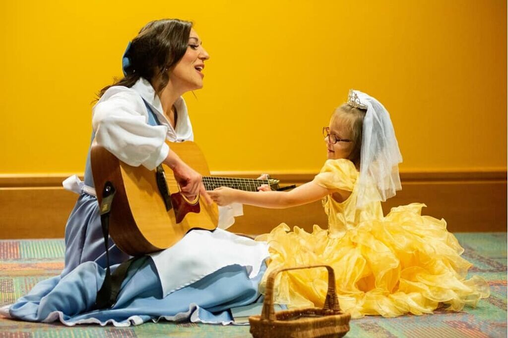 Γνωρίστε τη Lillι, το κοριτσάκι που εμφανίζεται με «πριγκιπικά» φορέματα σε κάθε χημειοθεραπεία