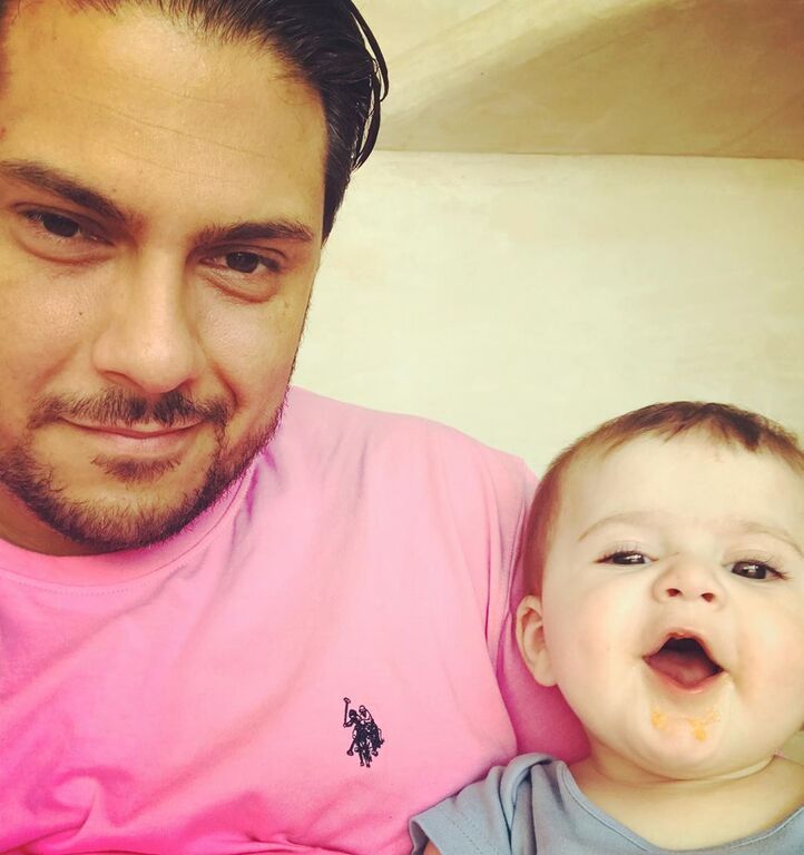 Είναι ένας πετυχημένος σεφ και ένας ευτυχισμένος πατέρας.