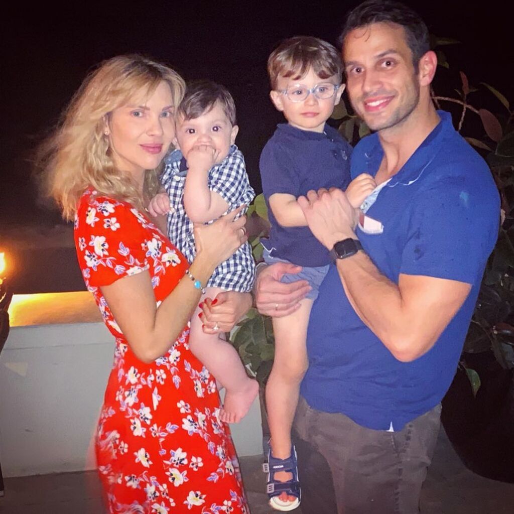 Αυτή η φωτογραφία φαινόταν πρώτη στο ποστ που έκανε και το σχόλιό της μας ζητούσε να κάνουμε swipe up για να δούμε την επόμενη φωτογραφία. 