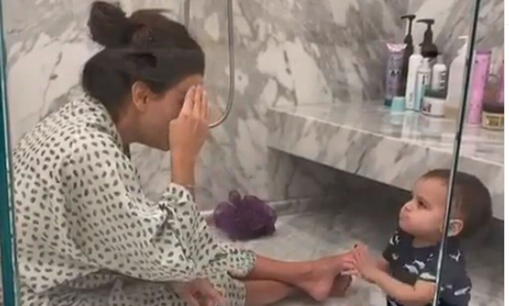 Eva Longoria: Δείτε τι κάνει κάθε βράδυ με τον γιο της μέσα στην ντουζιέρα (video)