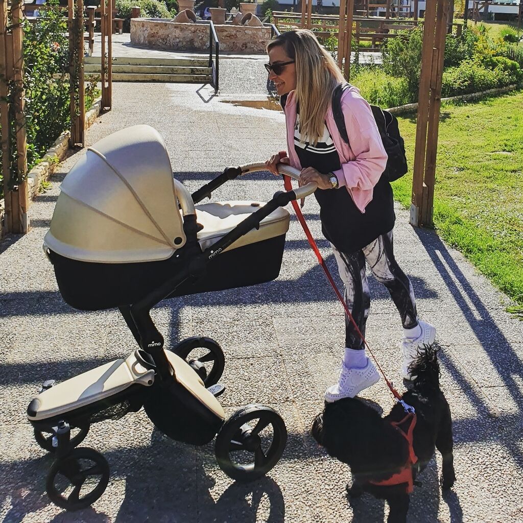 Η νέα μαμά μοιράζεται αρκετά συχνέ φωτογραφίες από τη νέα της καθημερινότητα.