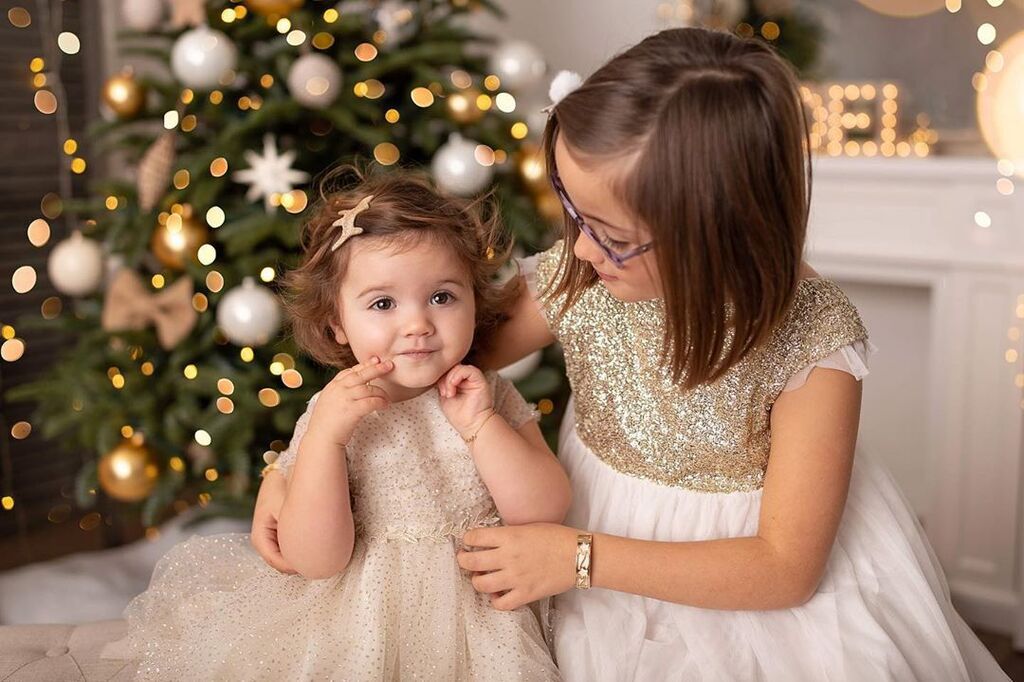 Παιδιά φωτογραφίζονται δίπλα στο χριστουγεννιάτικο δέντρο φορώντας τα καλά τους (pics) 