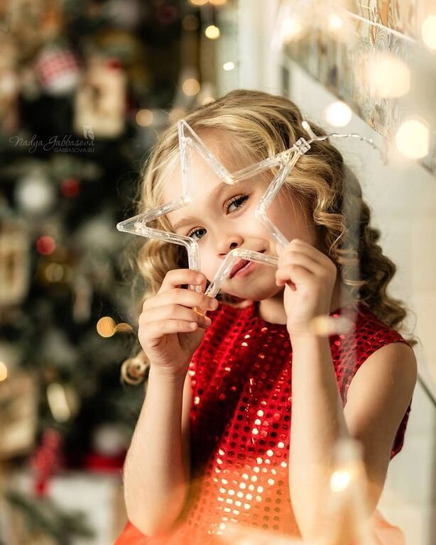 Παιδιά φωτογραφίζονται δίπλα στο χριστουγεννιάτικο δέντρο φορώντας τα καλά τους (pics) 