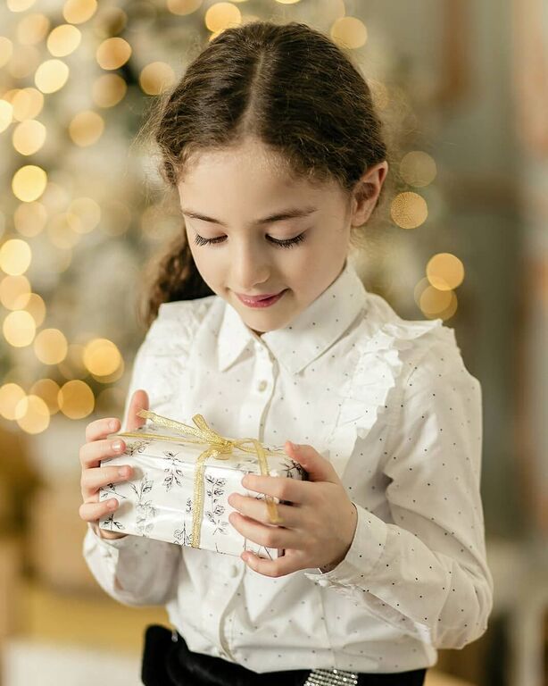 Παιδιά φωτογραφίζονται δίπλα στο χριστουγεννιάτικο δέντρο φορώντας τα καλά τους (pics) 