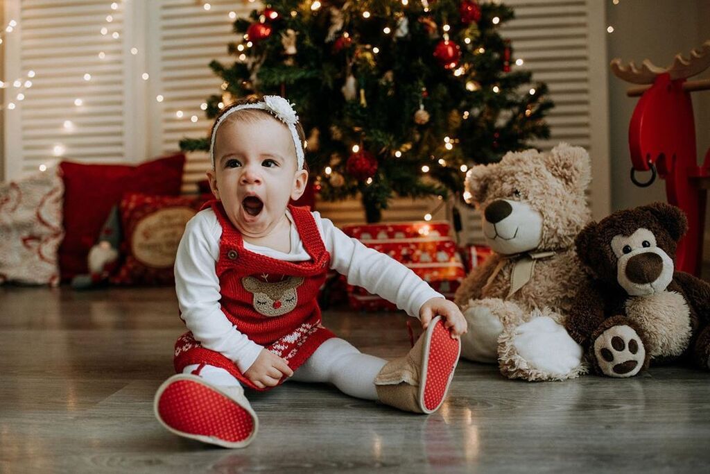 Παιδιά φωτογραφίζονται δίπλα στο χριστουγεννιάτικο δέντρο φορώντας τα καλά τους (pics) 