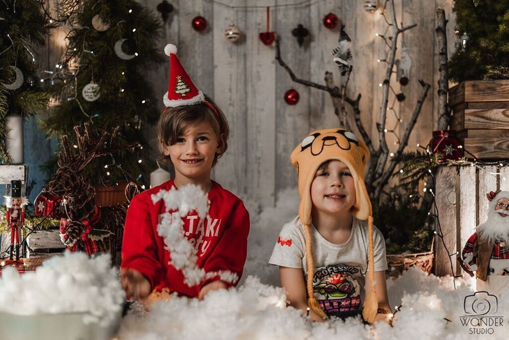 Παιδιά φωτογραφίζονται δίπλα στο χριστουγεννιάτικο δέντρο φορώντας τα καλά τους (pics) 