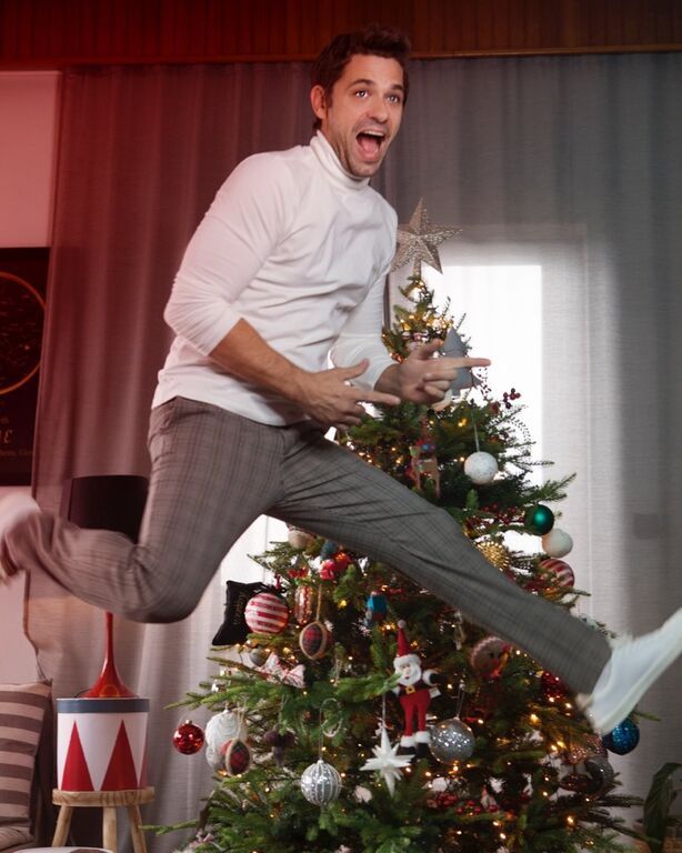 Χθες, ο διάσημος μπαμπάς ανέβασε τη φωτογραφία που βλέπετε παραπάνω, στην οποία πέρα από την εκπληκτική πόζα του ηθοποιού, δεν μπορούμε να μην παρατηρήσουμε και το υπέροχο χριστουγεννιάτικο δέντρο που στόλισαν οικογενειακώς.