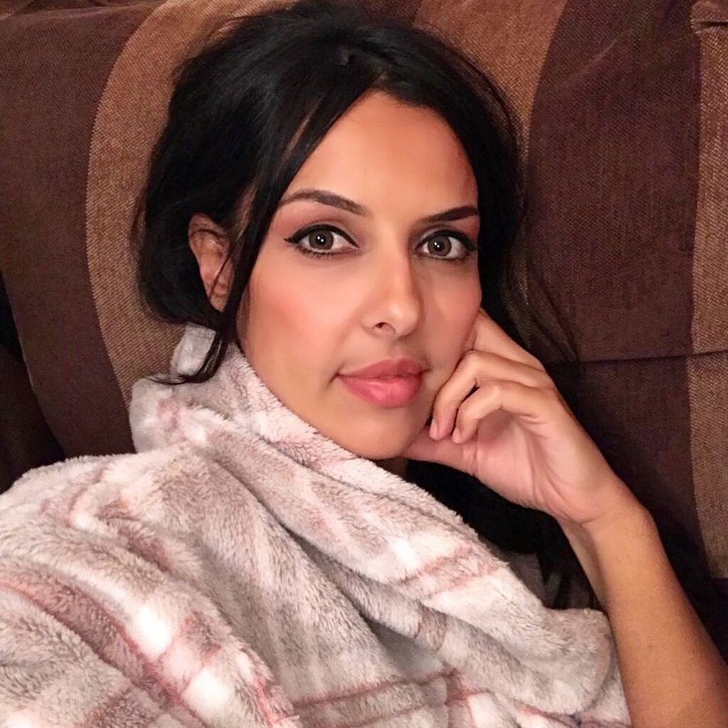 Όπως καταλάβατε η γνωστή παρουσιάστρια είναι η Ολγα Λαφαζάνη.