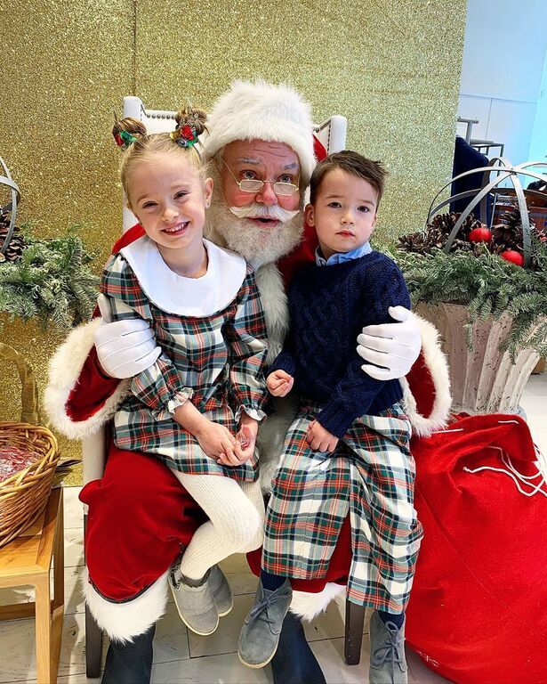 Ποζάρει ευτυχισμένη και με φουσκωμένη κοιλίτσα μπροστά στο χριστουγεννιάτικο δέντρο (pics) 