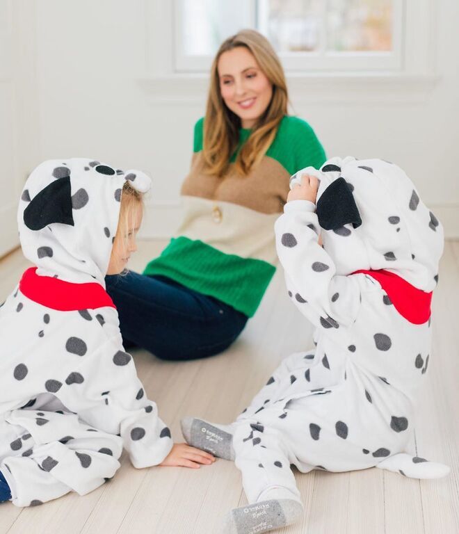 Ποζάρει ευτυχισμένη και με φουσκωμένη κοιλίτσα μπροστά στο χριστουγεννιάτικο δέντρο (pics) 